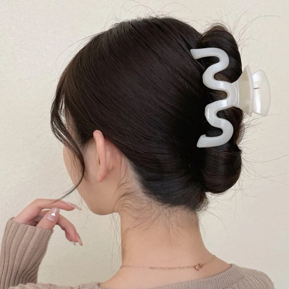 Wavy Hair Claw